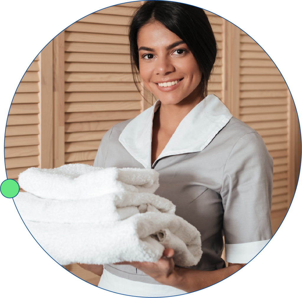 Empleada-del-hogar trabajando-en-condiciones-seguras-respetuosas